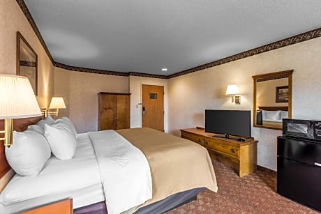 King Room with Interior Hall - Non-Smoking