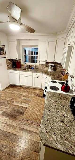 Mayor's Large Family House Hot Tub Sleeps 16 Piano, 2 Kitchens, Ark 5 Mins