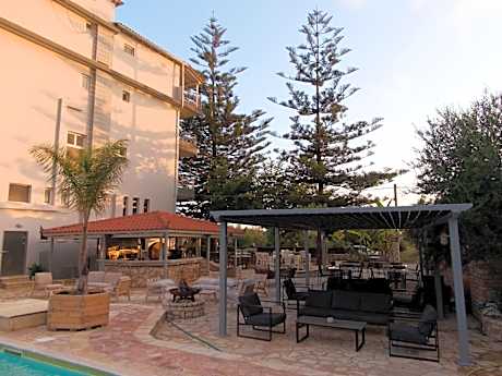 Kaiafas Lake Hotel