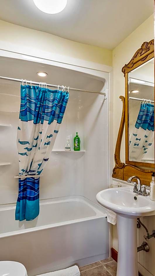 Bayview Pines Country Inn B&B