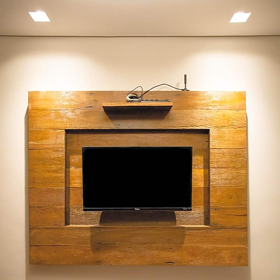 ESPAÇO 250 - Apto mobiliado, 3 quartos, sendo uma suíte, banheiro social, cozinha completa, sala de estar, ar condicionado, tv e internet