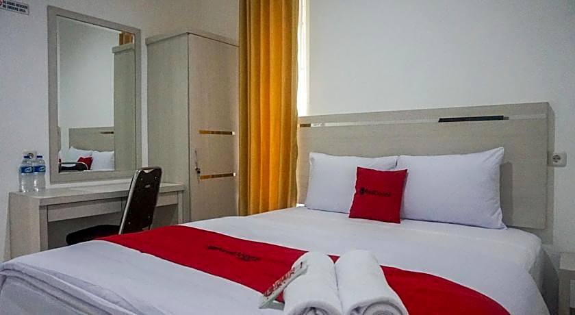 RedDoorz near Araya Family Club House