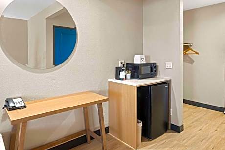 Queen Room with Two Queen Beds and Roll-in Shower - Mobility Accessible/Non-Smoking