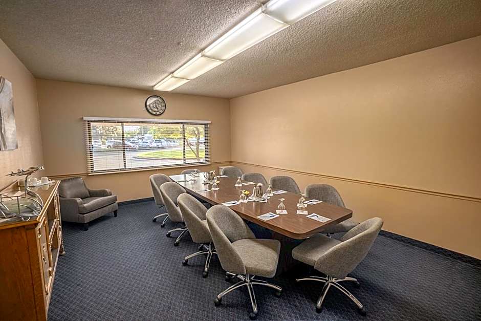 Piccadilly Inn Airport