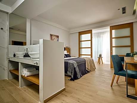 Deluxe Suite with Private Pool - Annex 656 ft.