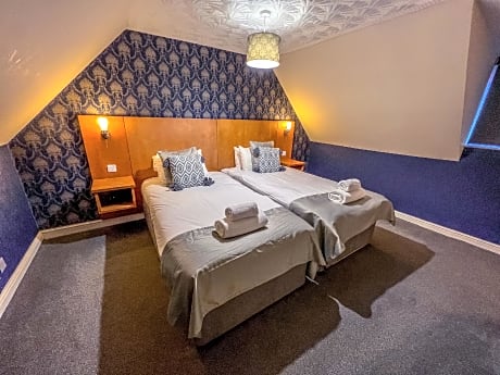 Double or Twin-Deluxe-Ensuite with Shower