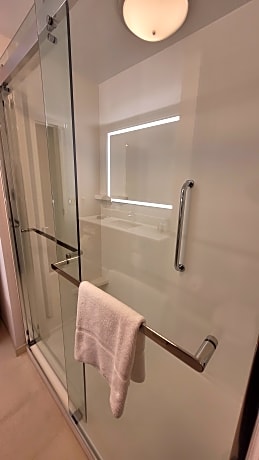2 Queen Elite Floor W/Microwv/Fridge Nonsmoke