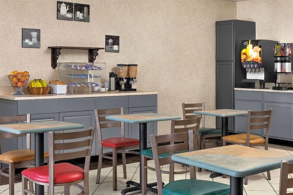 Super 8 by Wyndham Grove City