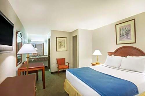 Days Inn & Suites by Wyndham Laurel Near Fort Meade