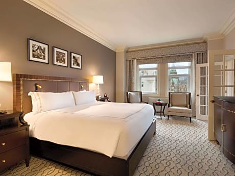 Fairmont Gold One Bedroom Suite wih King Bed and Exclusive Lounge Access