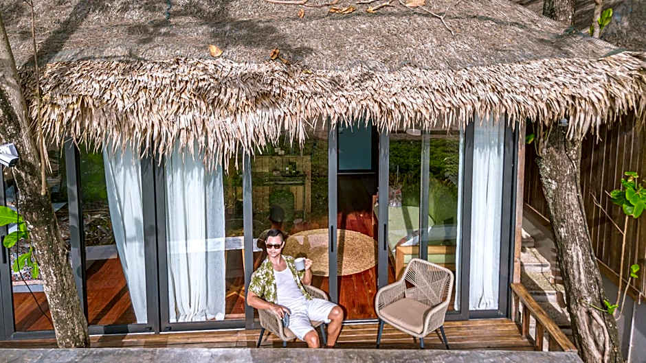 Sealord Naithon Beachfront Villa