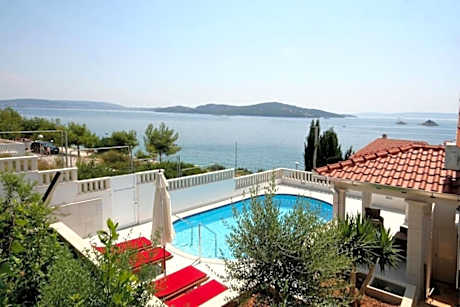 Charming Villa Marin, 30 meters From The Beach, Pool heated, Split-Trogir area