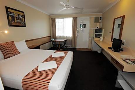 Budget Queen Room -Not pet friendly