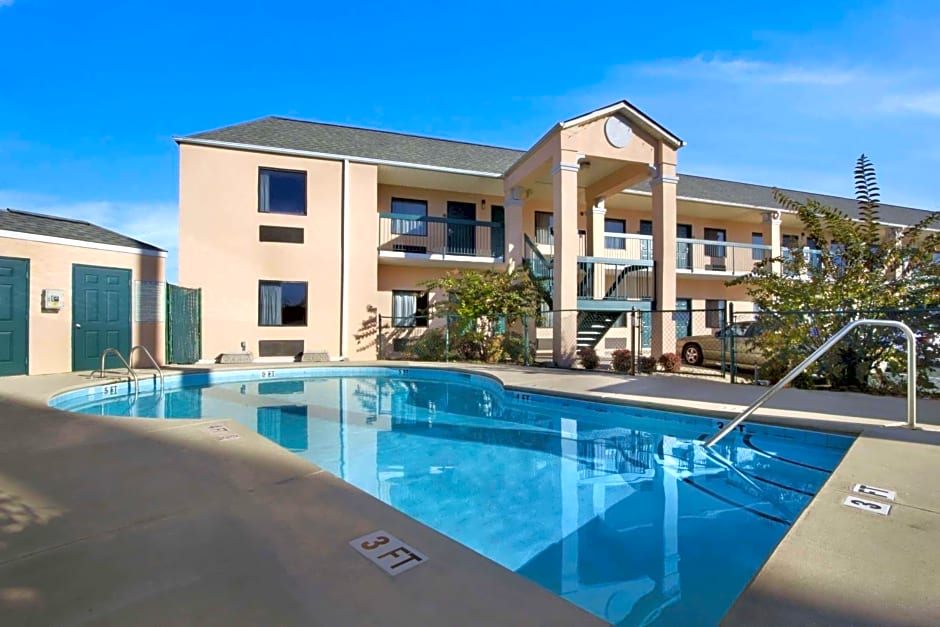 Days Inn By Wyndham Lexington-Columbia