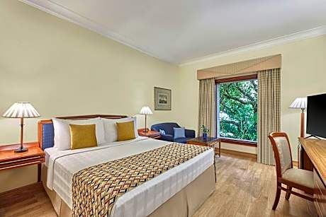 Winter Green, Guest room, 1 King, Garden view