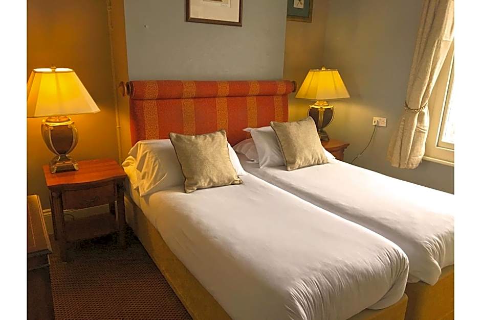 OYO White Horse Hotel