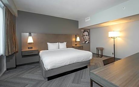 1 King Bed Suite Non-Smoking