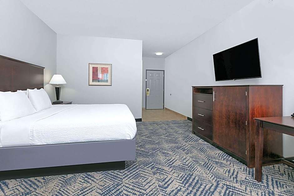 La Quinta Inn & Suites by Wyndham Tulsa Airport