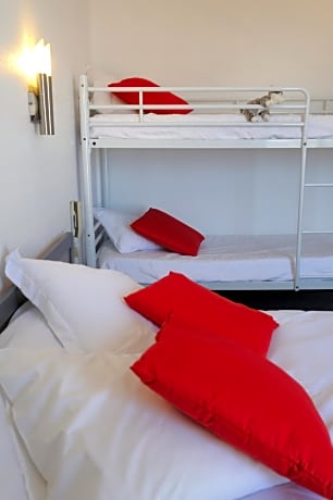 Comfort Quadruple Family Room - Courtyard Side