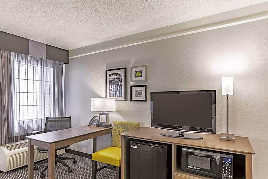 La Quinta Inn & Suites by Wyndham Austin at The Domain