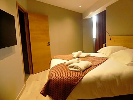 King Room with Roll-In Shower - Disability Access