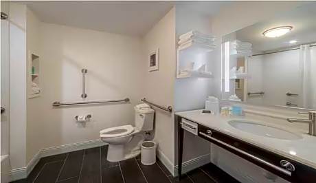 2 Queen Beds Mobility Accessible W/Tub Nonsmk