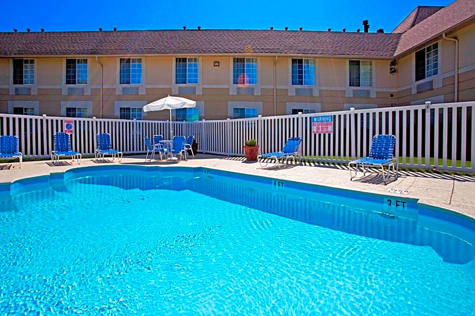 Baymont by Wyndham Braselton / Winder