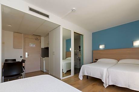 Studio 2* (3 adults + 1 child)
