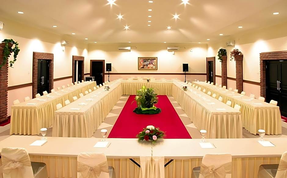 Super OYO Townhouse Oak Maxi Hotel Legian