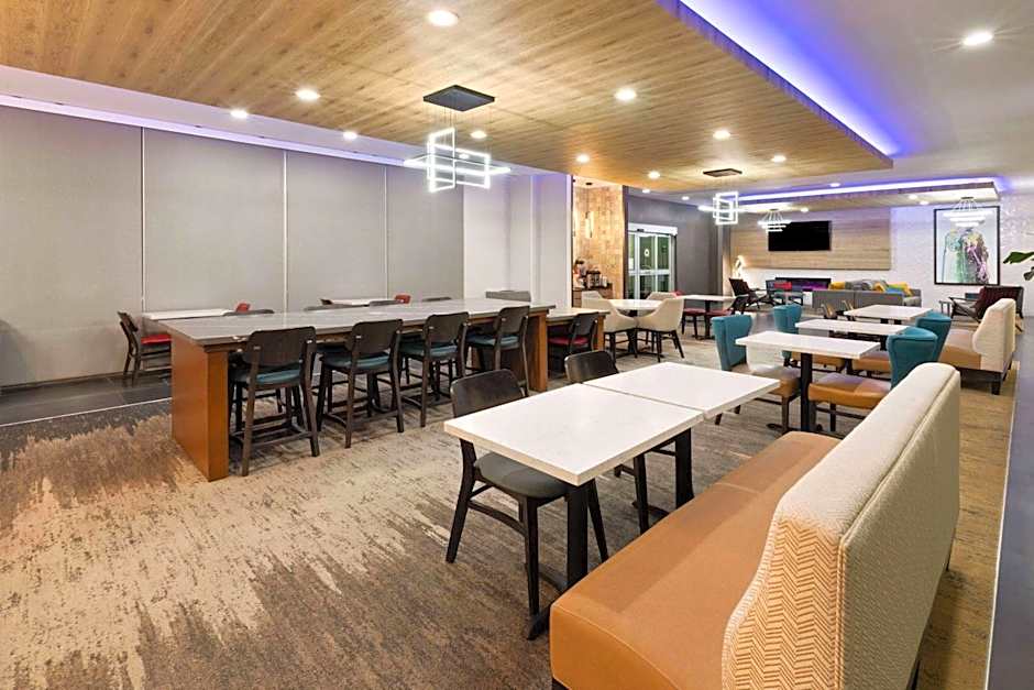 La Quinta Inn & Suites by Wyndham El Paso East Loop-375