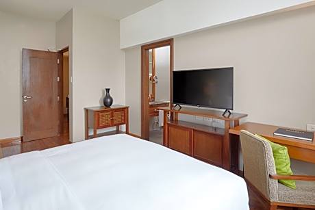 2 Bedroom Suite Dining Kitchenette Pool View