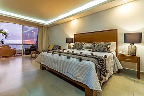 Deluxe King Suite with full Pacific Ocean Views