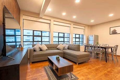 401 Location 3Bdrm 2bath apt with AC Rooftop