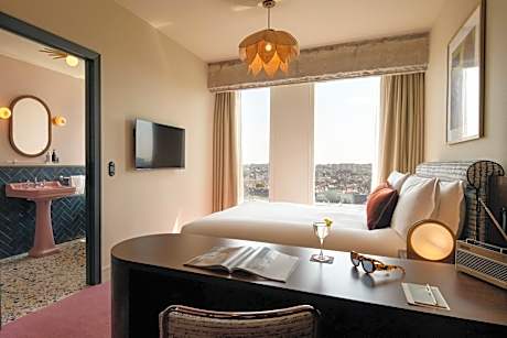 Roomy Bath - Skyline View