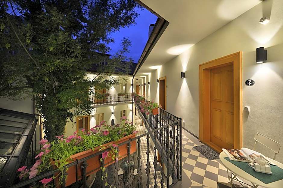 Hotel At the White Lily