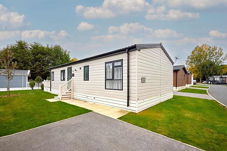Primrose Lodge with Hot Tub