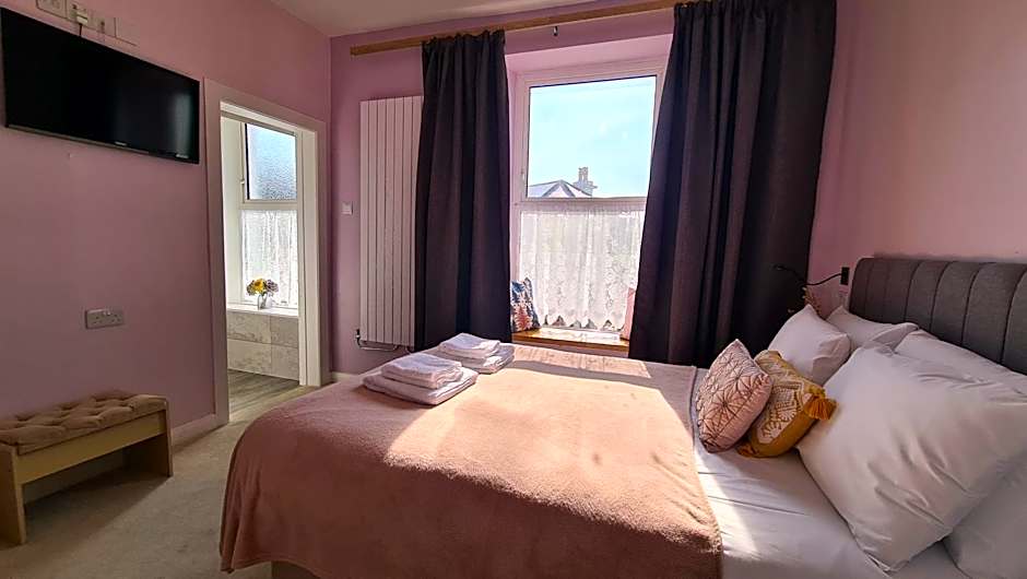 The Torland - Paignton Seafront - free parking, all rooms en-suite