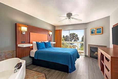 Standard Queen Room with Two Queen Beds and Ocean View (Higher Floor, No-Pets) - Non-Smoking