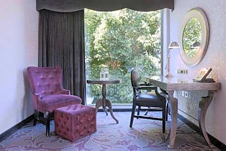 Deluxe Corner King Room