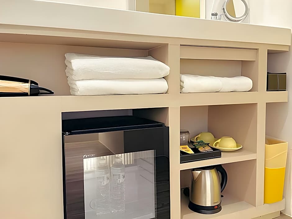 YELLO ROOMS Victory Monument