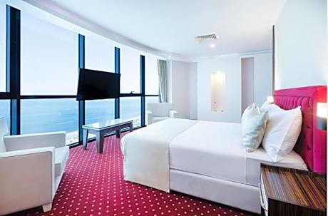 Deluxe King Suite