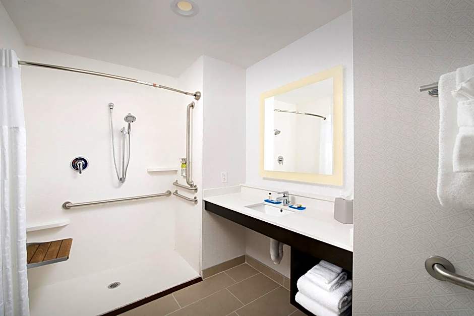 Holiday Inn Express & Suites North Brunswick By IHG
