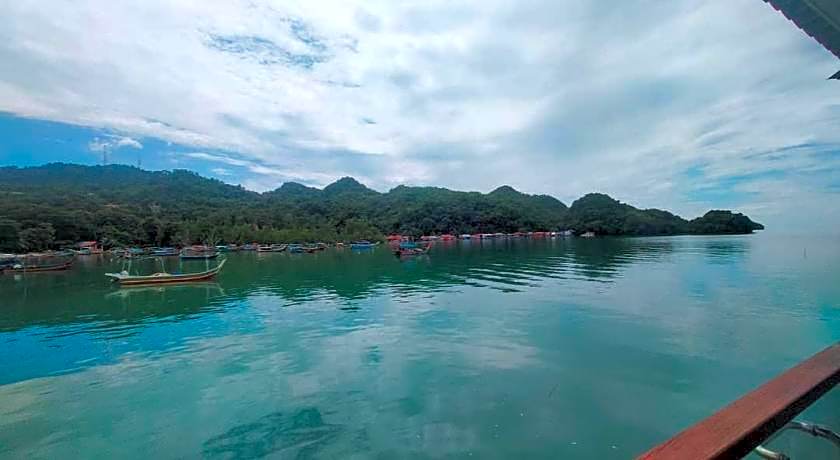 Penarak Bamboo Beach Motel