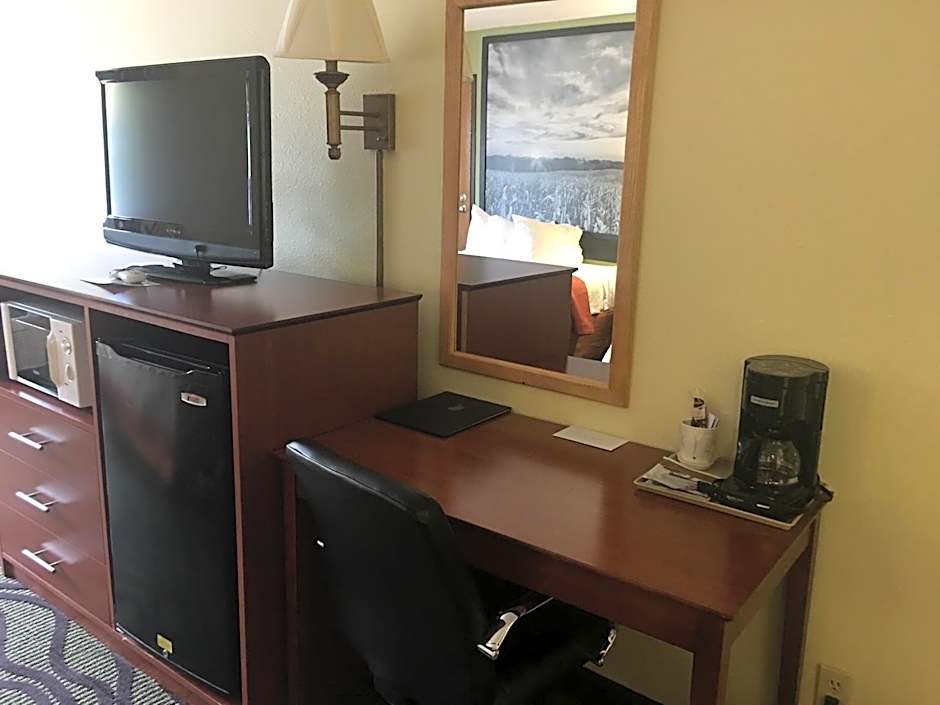 Super 8 by Wyndham Newton