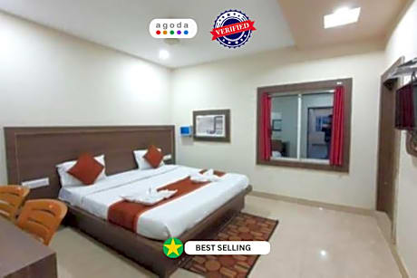 Sea Beach Side Hotel Goroomgo Sea Queen Puri with Premium Room