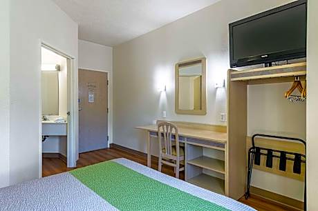 1 Queen Bed | Mobility Accessible Tub Nsmk