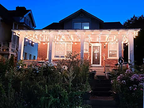 Serene Niagara Inn