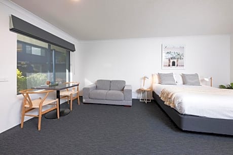 Deluxe Queen Studio with Spa Bath