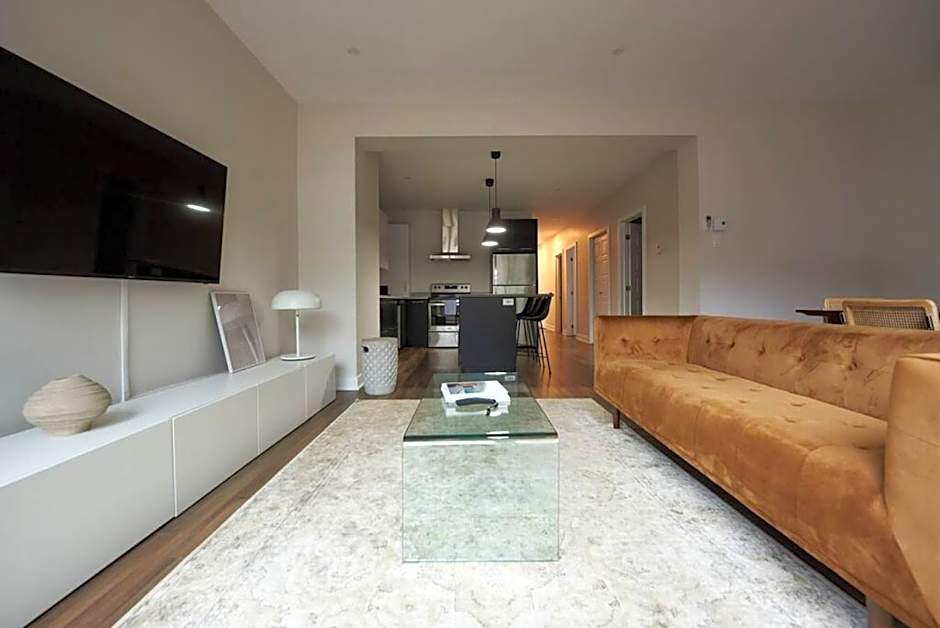 Design 3 bedroom flat with private terrace in Little Italy by Denstays