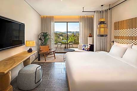 Deluxe Bay View, Guest room, 1 King, Partial sea view, Balcony